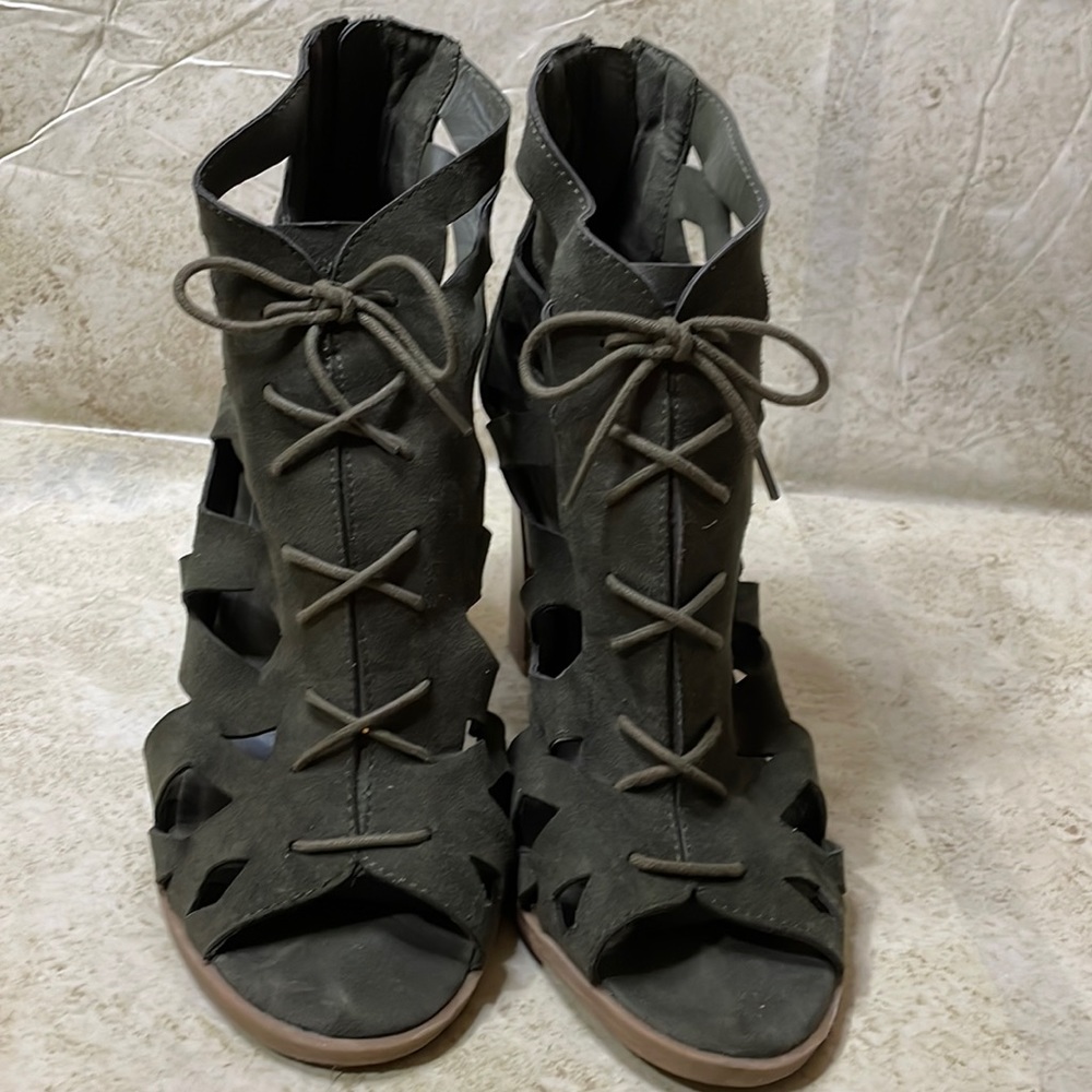 Parker & Sky olive green lace up heels size 10